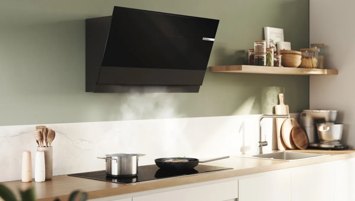 Bosch 90 cm väggmonterad fläkt ovanför en spishäll.