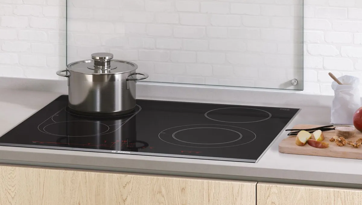 Bosch 60 cm bred spishäll integrerad i vit bänkskiva.