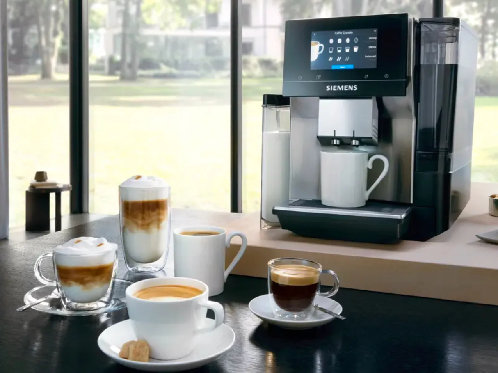 Kafijas automāts, tases, latte, espresso, skats pa logu, iekštelpu iekārta, virtuves lete.