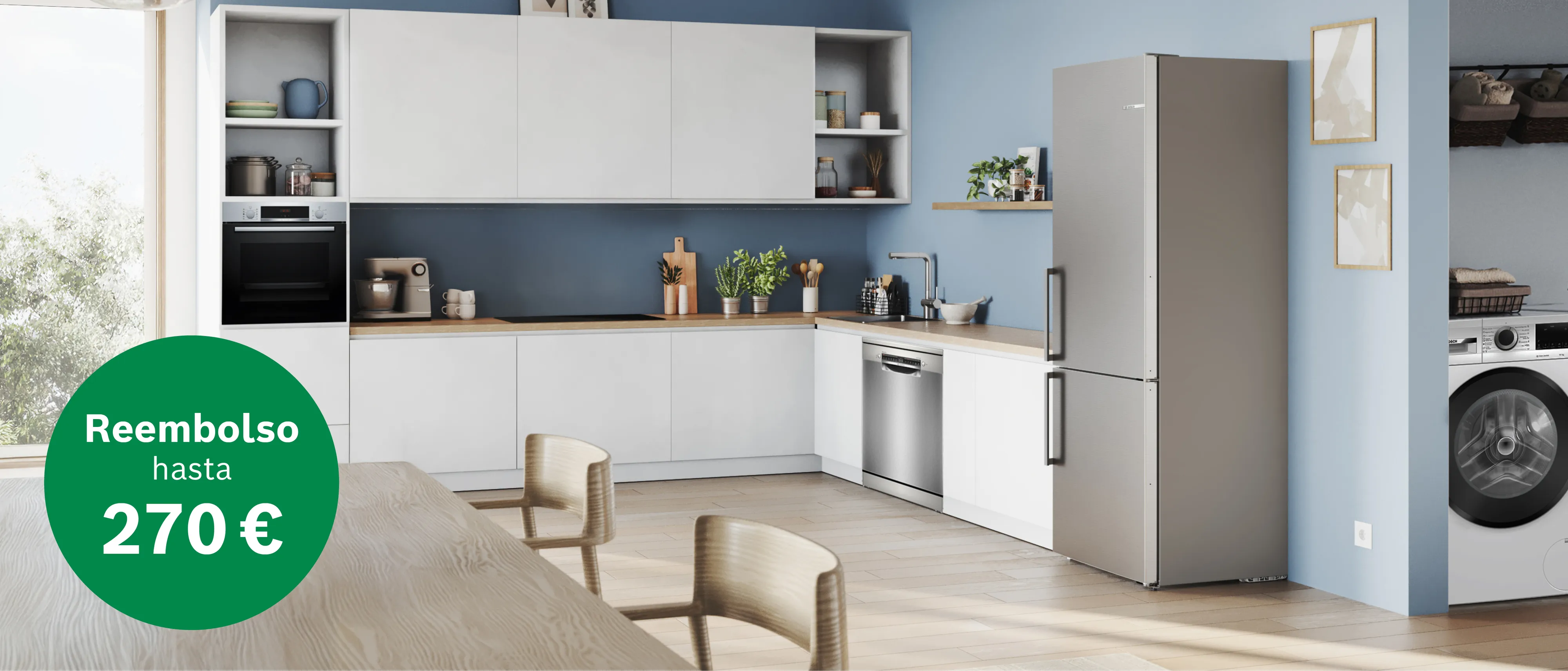 Cocina moderna con tonos azules y blancos, que muestra una gama de electrodomésticos Bosch. En primer plano, un círculo verde anuncia una promoción de Reembolso de hasta 270 €