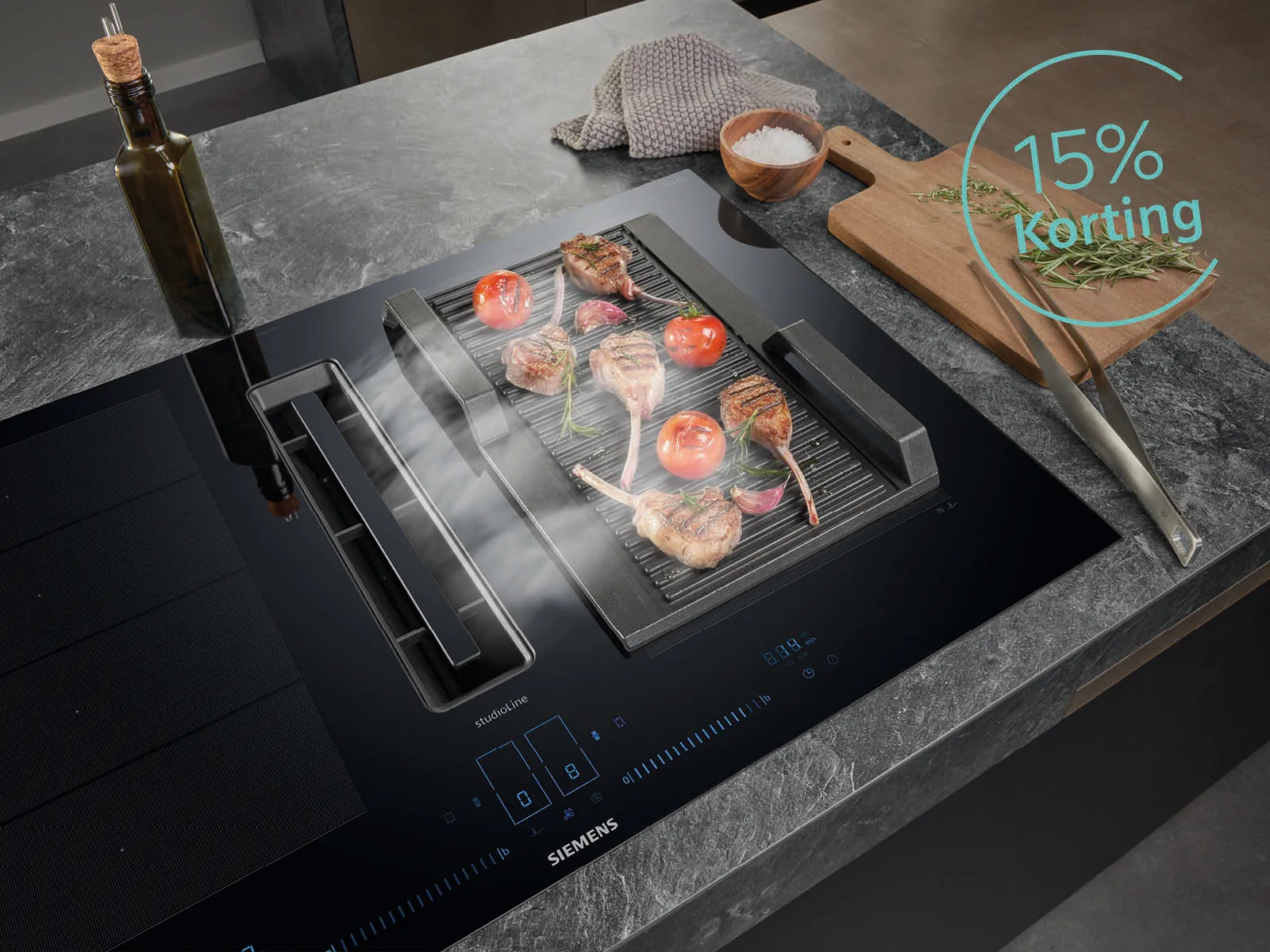 Siemens kookplaat met daarop een grillplaat met lamskoteletjes en tomaat. Aan zijkant olie en houtenplank