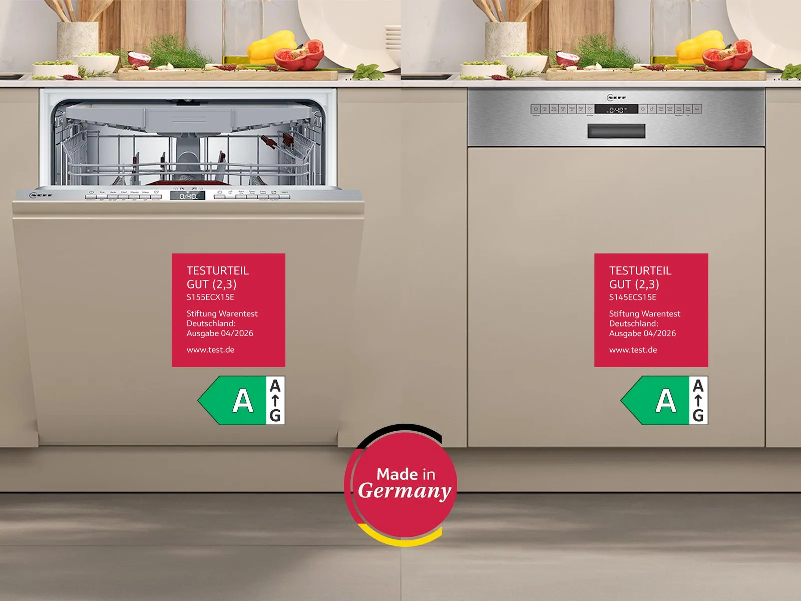 Ein moderner, integrierter Geschirrspüler zeigt seine geöffnete Tür mit einem "TESTSIEGER"-Abzeichen, das hohe Leistung und Energieeffizienz auszeichnet.