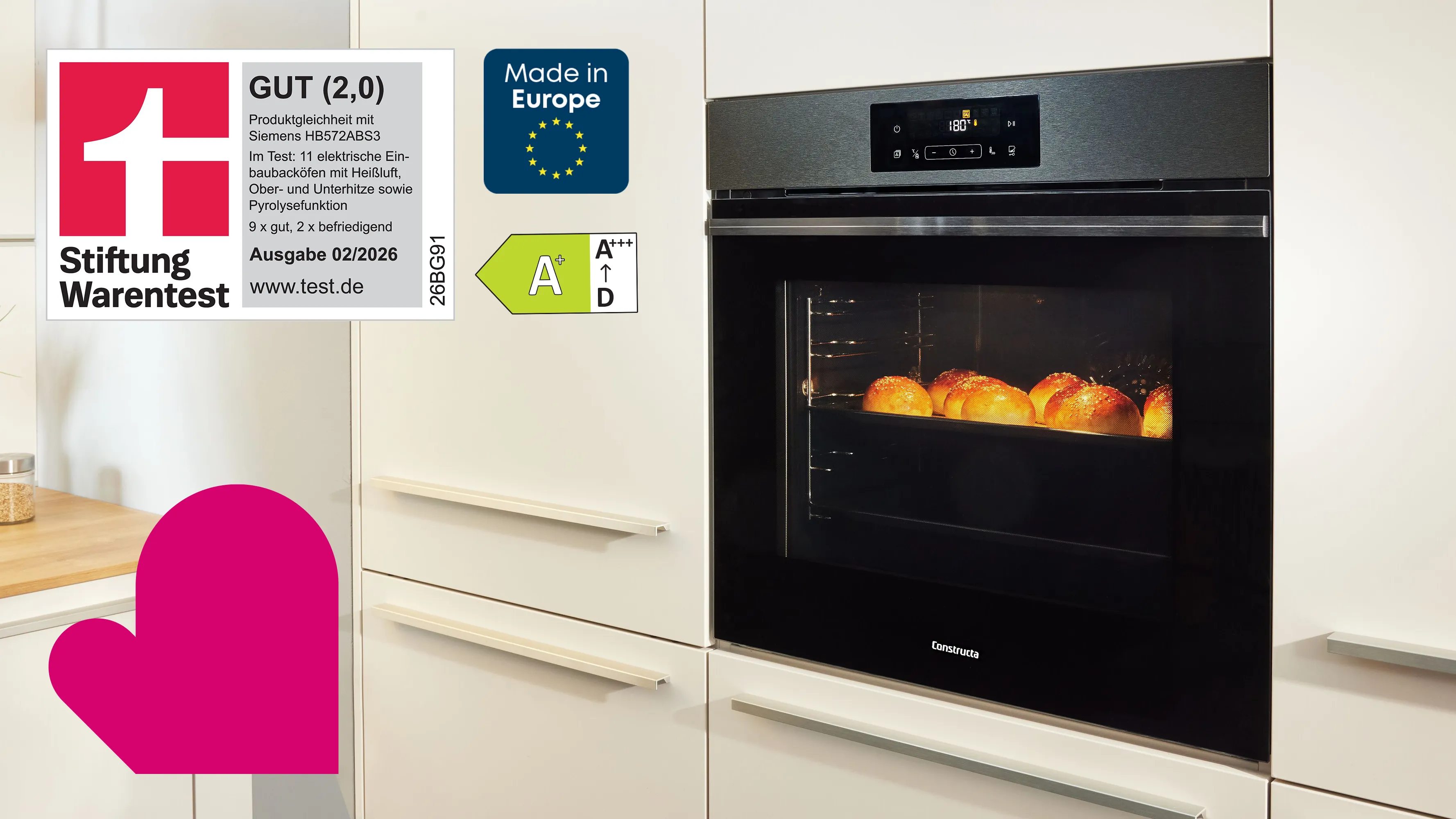 Constructa Einbaubackofen CF3M28083 in cremefarbener Küche mit goldbraun gebackenen Brötchen im Garraum, Stiftung Warentest GUT (2,0), Energieklasse A+, Made in Europe