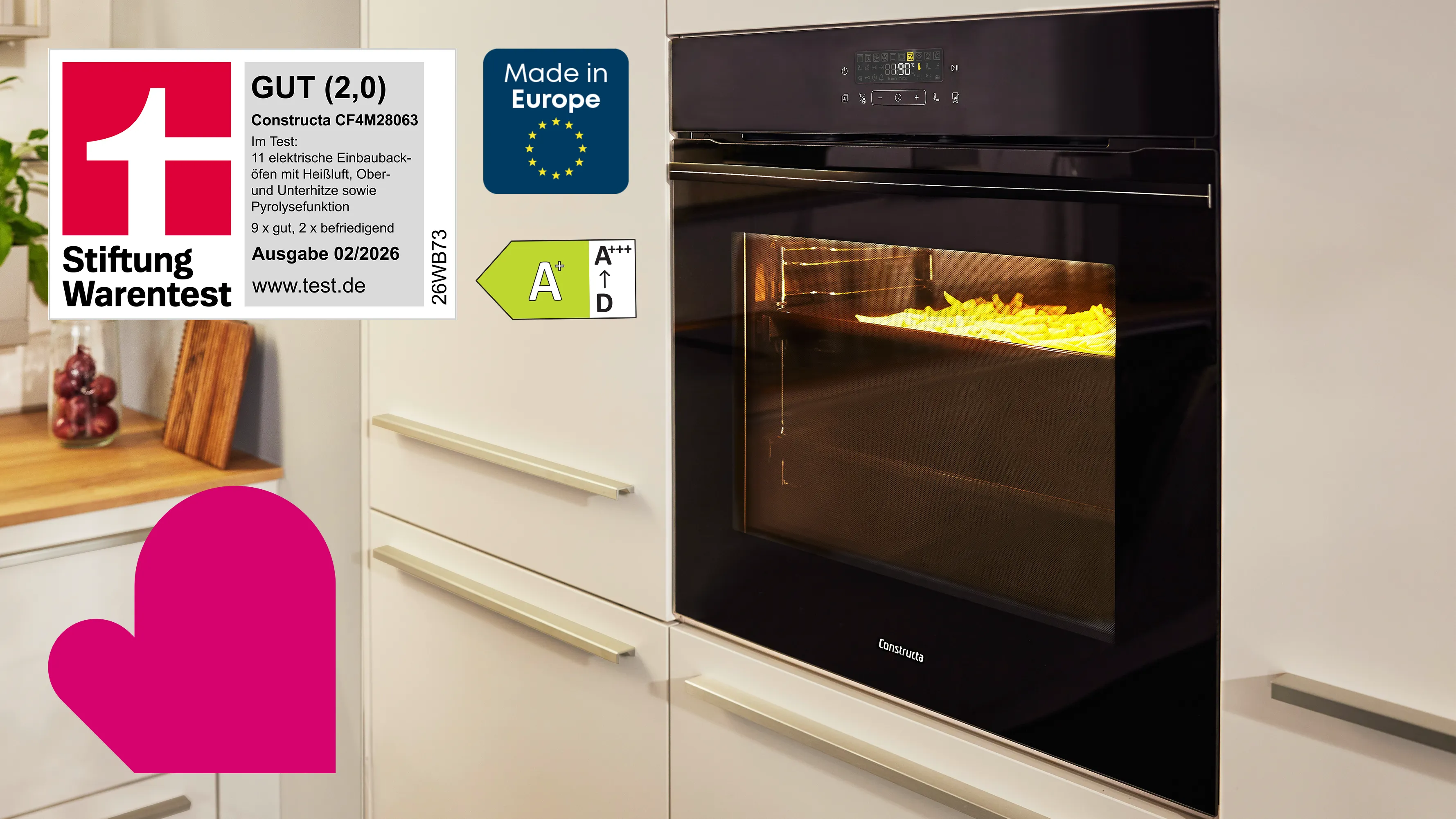 Constructa Einbaubackofen CF4M28063 in cremefarbener Küche mit geöffneter Tür und beleuchtetem Garraum, Stiftung Warentest GUT (2,0), Energieklasse A+, Made in Europe
