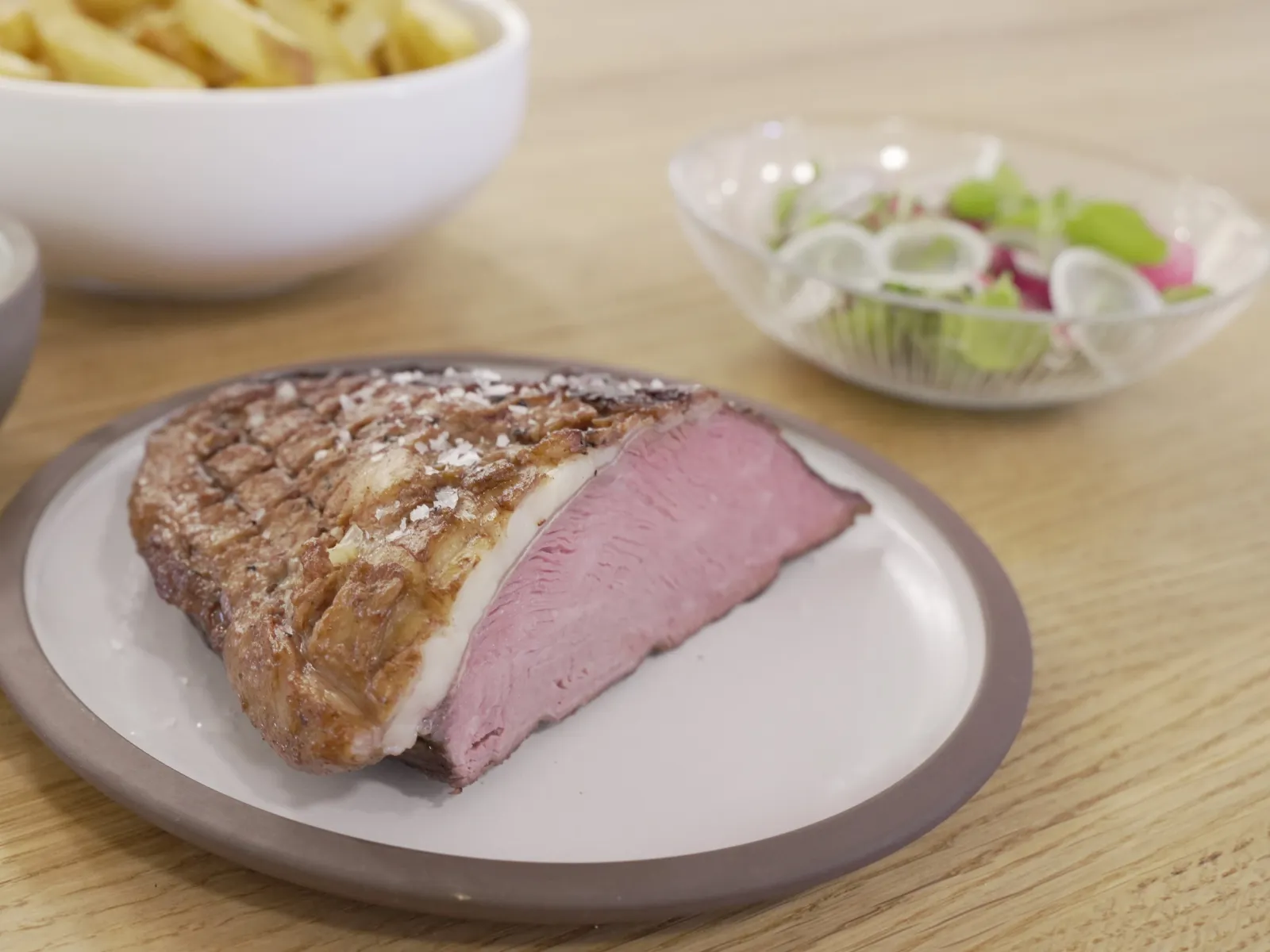 En lille coulottesteg placeret på en hvid keramiktallerken.
