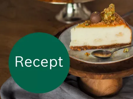 Cheesecake s bielou čokoládou a pistáciovým grilážou,