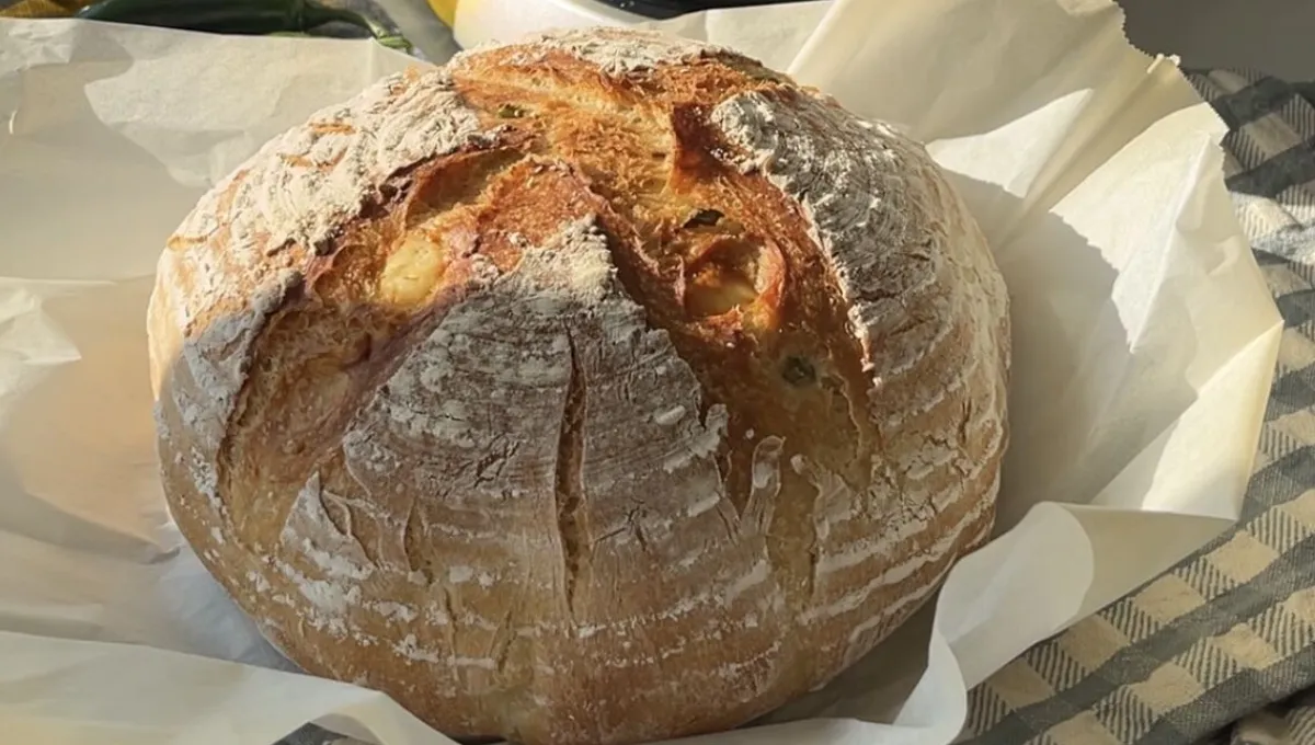 Jalapeno och cheddarbröd framför Bosch köksmaskin Serie 6