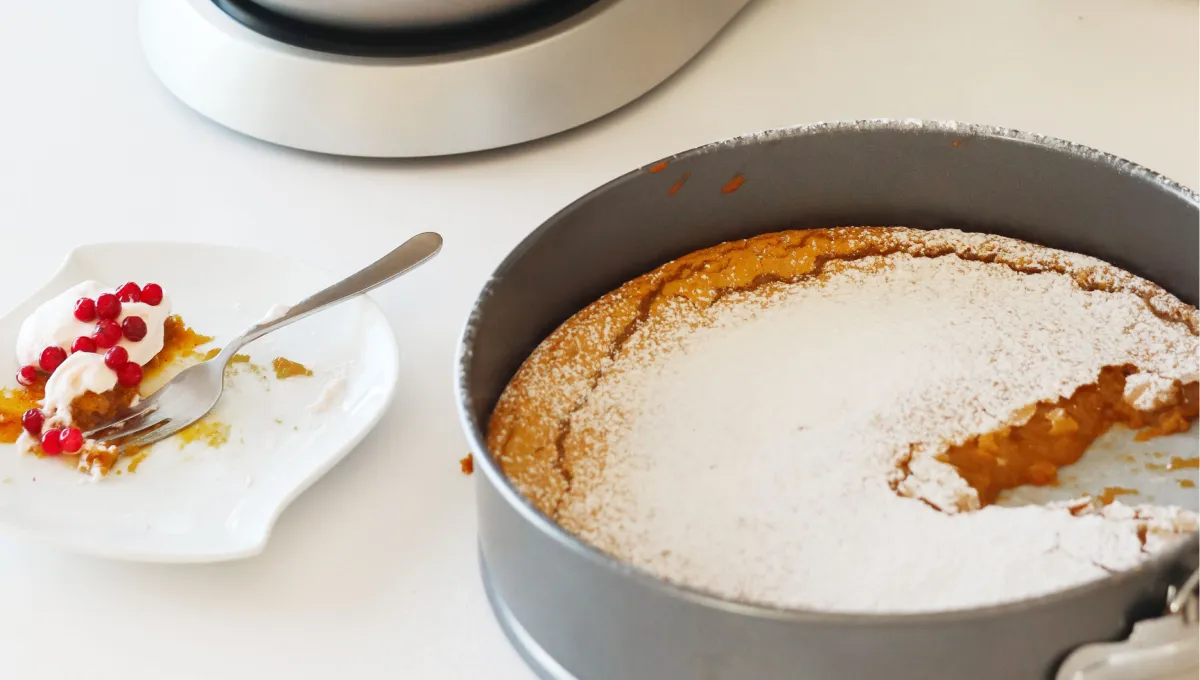 Gyllene saffranskaka med florsocker och fluffig lingongrädde.
