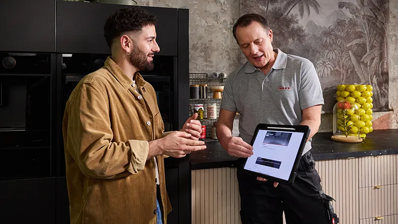 alt-Customer and technician reviewing NEFF appliance warranty together