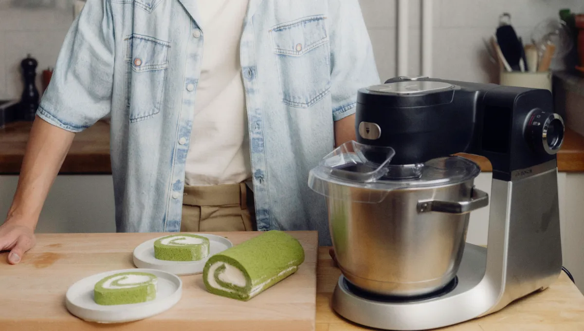 Matcha roll cake, rulltårta förgad av matcha och fylld med vit chokladkräm, bakad av Jimmy Guo i Bosch Serie 6 köksmaskin.