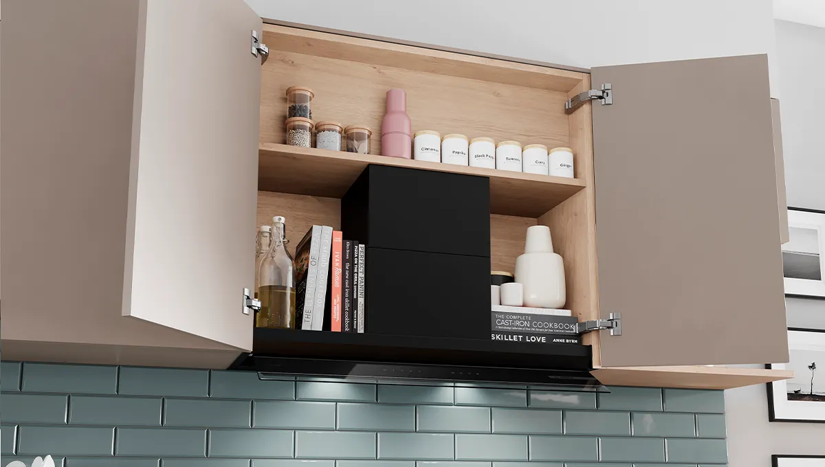 Mobile da cucina aperto con spezie, bottiglie, libri di cucina e oggetti decorativi all'interno.