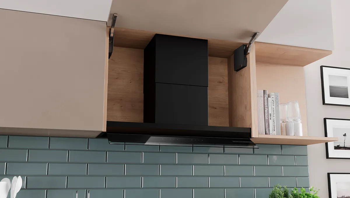 Moderna cappa da cucina nera integrata in mobili in legno sopra un'alzatina piastrellata.