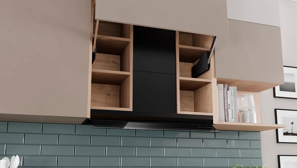 Mobili da cucina moderni con mensole aperte, una cappa al centro e oggetti decorativi.