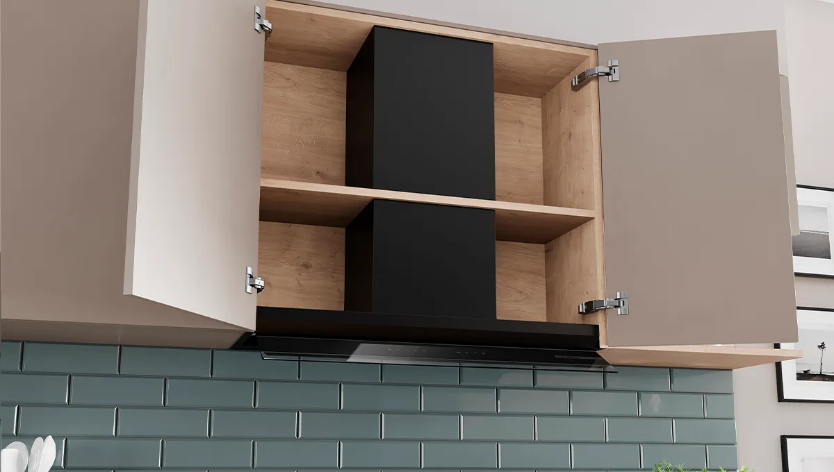 Mobile da cucina aperto con mensole in legno sopra una cappa nera e un'alzatina in piastrelle color foglia di tè.