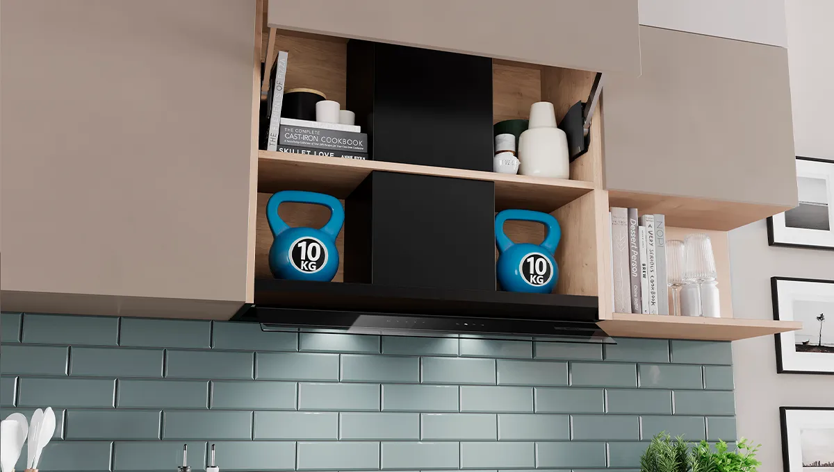 Mensola da cucina con kettlebell blu da 10 kg, libri e barattoli decorativi contro un'alzatina piastrellata.