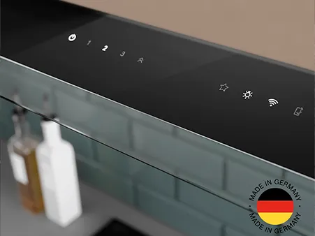 Elettrodomestico da cucina nero con comandi touch e bandiera tedesca, etichettato 'Made in Germany'.
