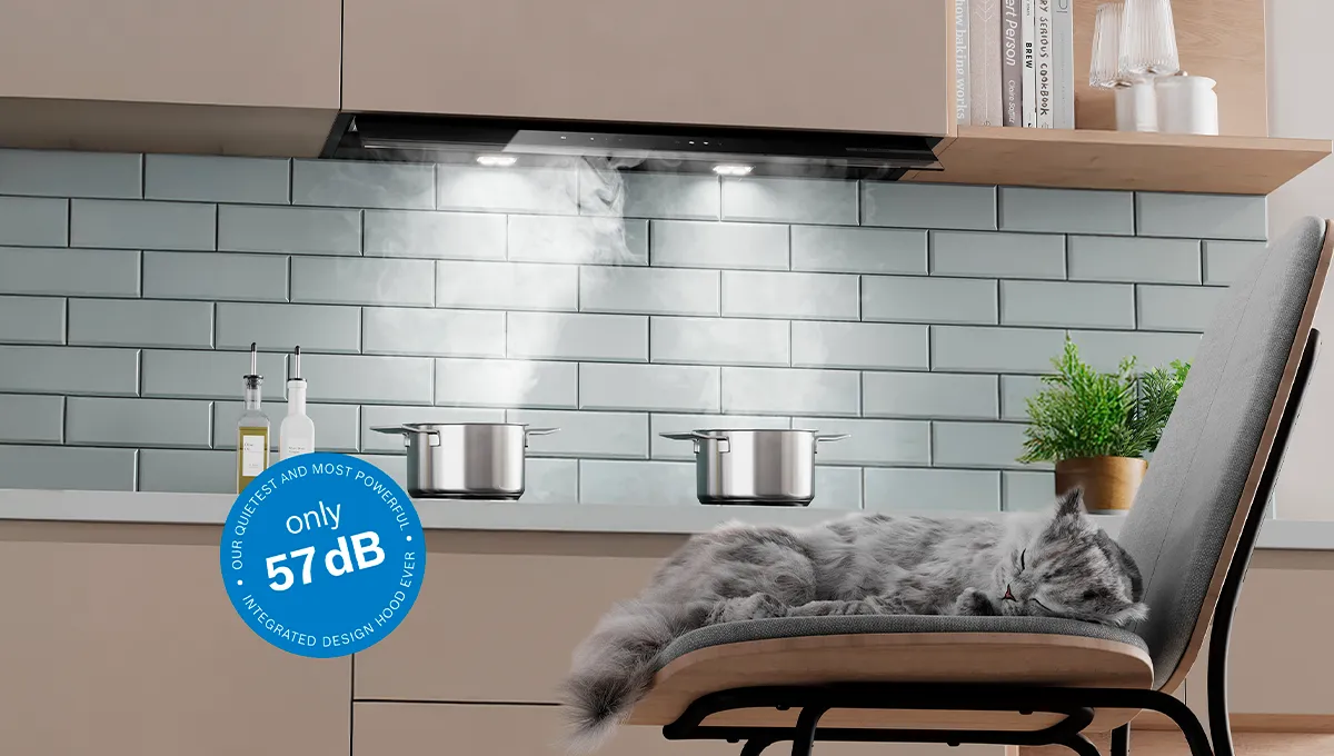 Cucina con una cappa silenziosa, due pentole fumanti, bottiglie e un gatto su una sedia.