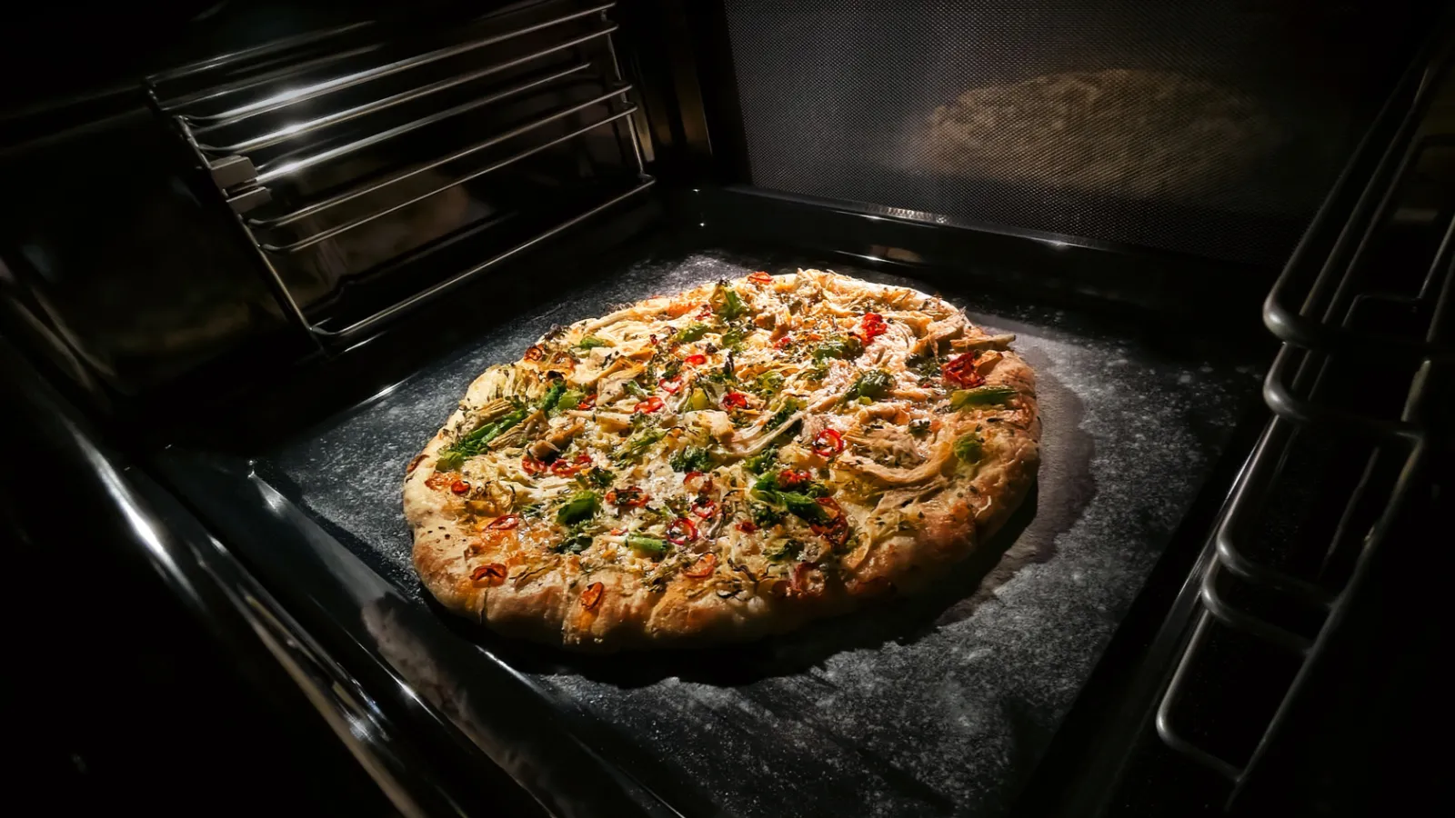 Pizza all'interno di un forno Siemens vista dalla fotocamera interna