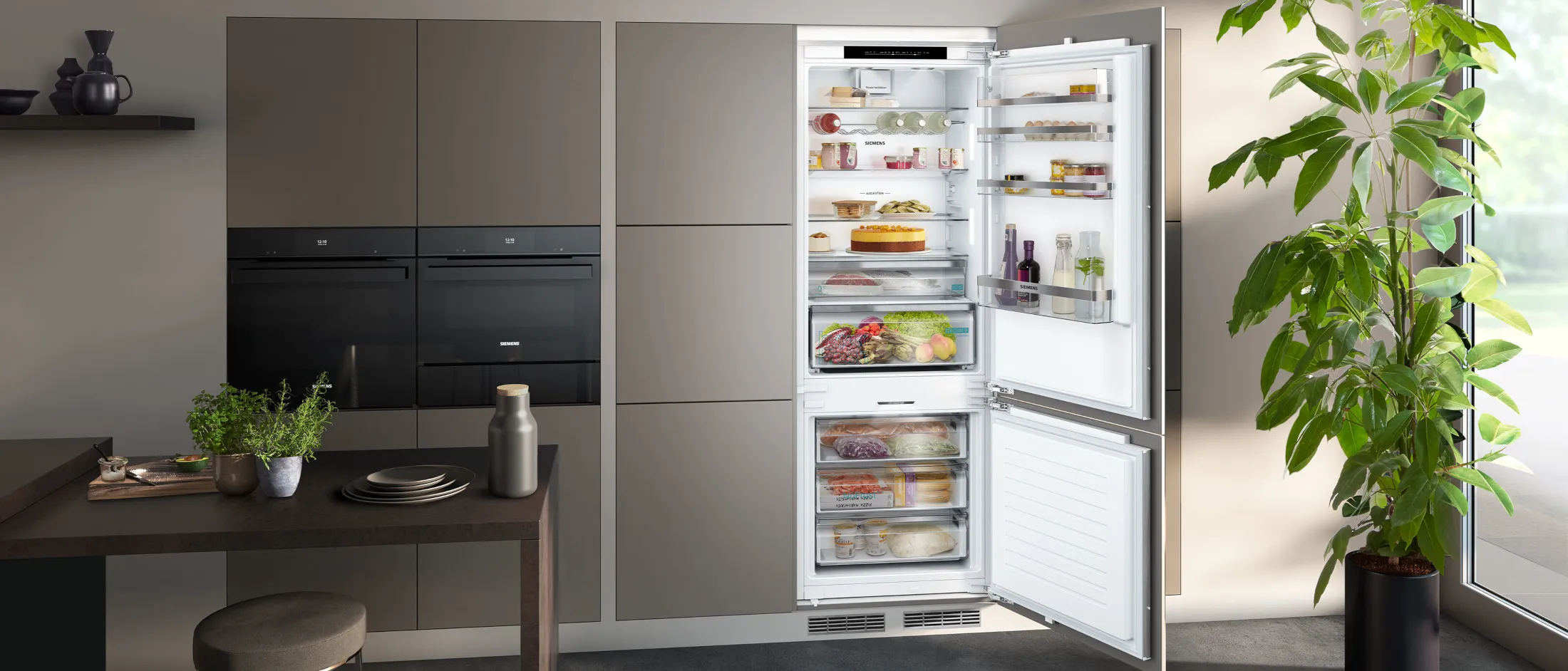 Moderne Küche mit offenem Kühlschrank, Küchentisch und Topfpflanze.