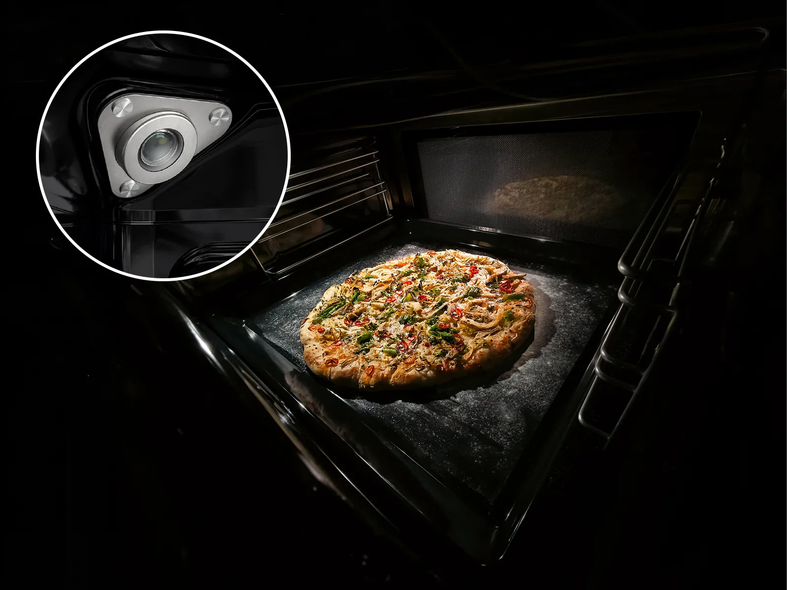 Pizza u pećnici i kamera u kutu.