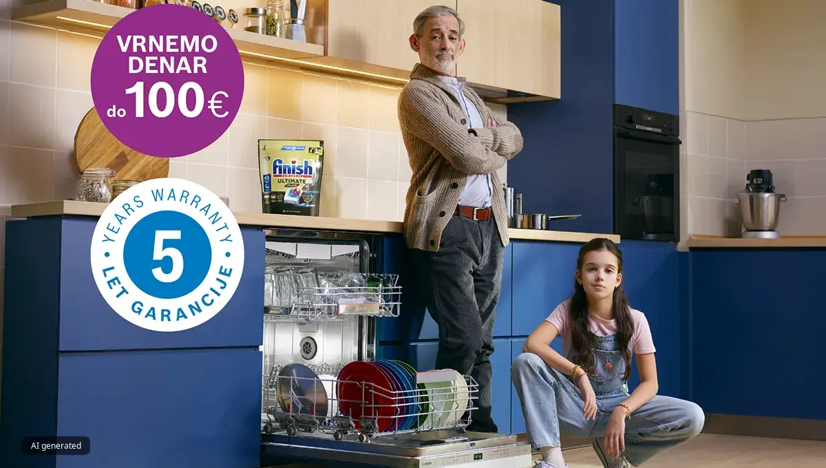 Moški, ki stoji s prekrižanimi rokami ob odprtem pomivalnem stroju, in dekle, ki čepi na tleh v sodobni kuhinji