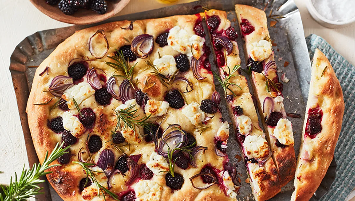 Foccaccia med björnbär och getost