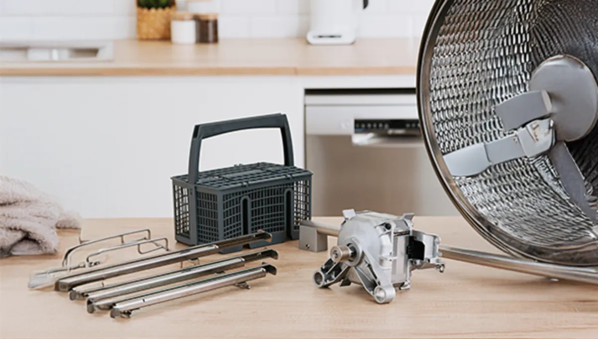 Plan de travail de cuisine avec une friteuse à air, des ustensiles de cuisine, un panier et des petits appareils, créant un cadre de cuisson moderne.