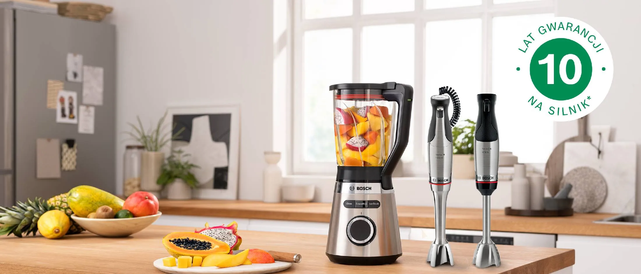 Blender Bosch w kuchni z owocami i ikona z tekstem 10 lat gwarancji na silnik