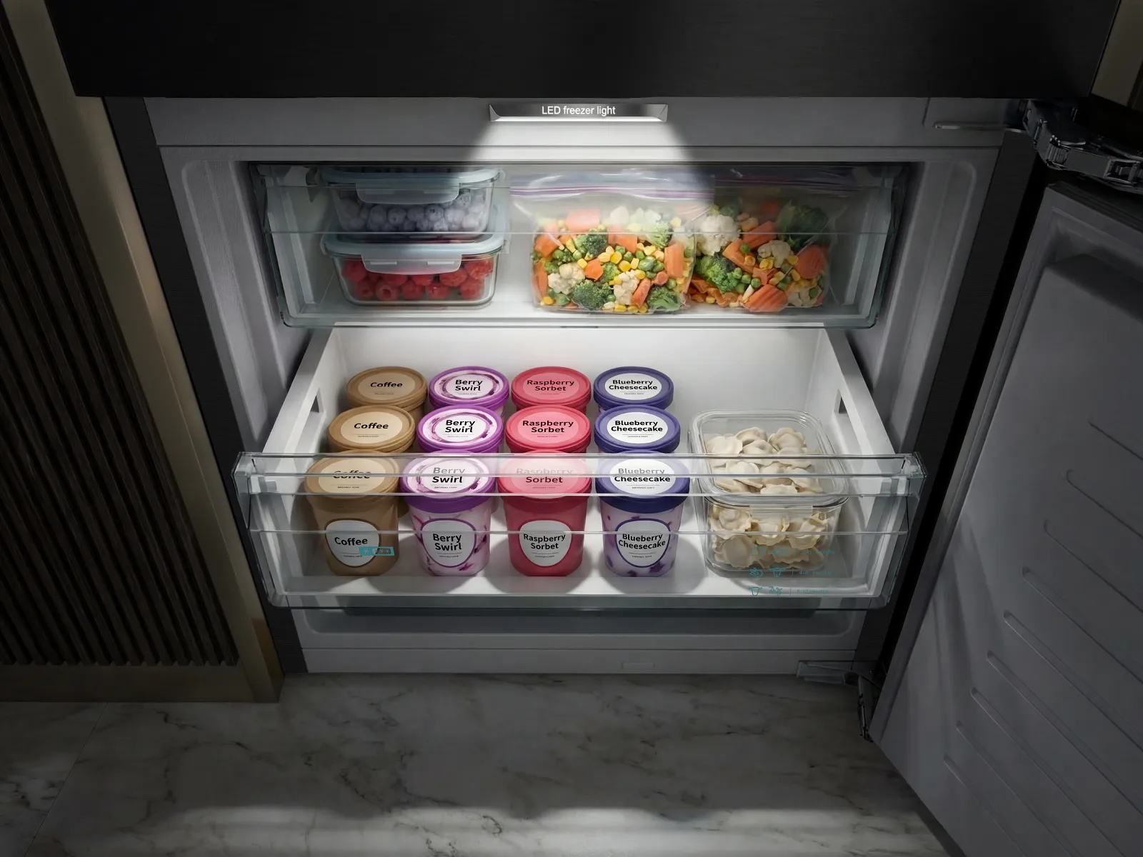 Blick in einen Gefrierschrank mit LED-Licht, darin gefrorene Beeren, Gemüse, Eiscreme und Teigtaschen.