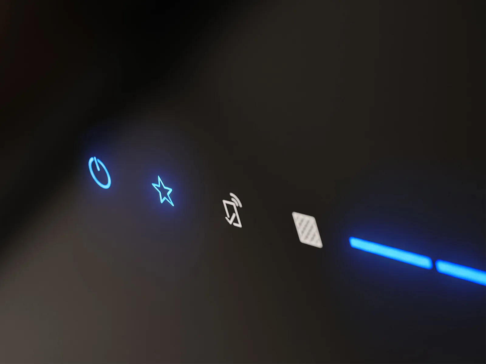Détail de l'interface utilisateur d'une hotte inclinée Siemens studioLine, mettant en évidence la touche Favori.