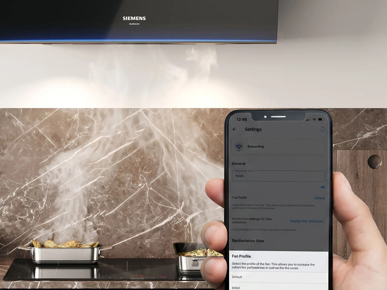 Smartphone affichant l'écran de l'application Siemens Home Appliances permettant de régler les profils de ventilation, avec une hotte inclinée Siemens studioLine aspirant puissamment la vapeur de deux poêles carrées posées sur la table de cuisson en dessous.