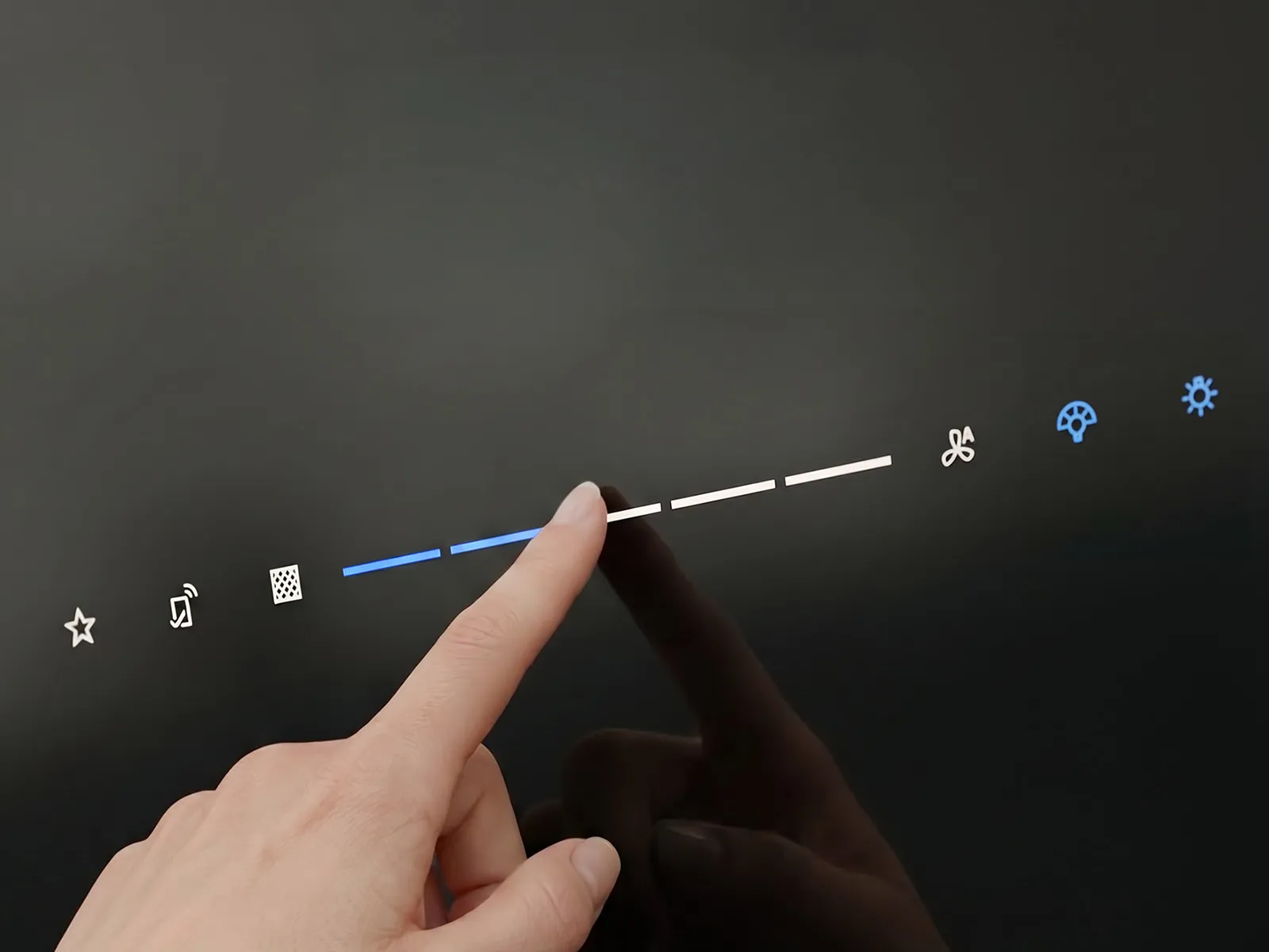 Un doigt actionnant l'interface utilisateur touchControl d'une hotte inclinée Siemens studioLine.