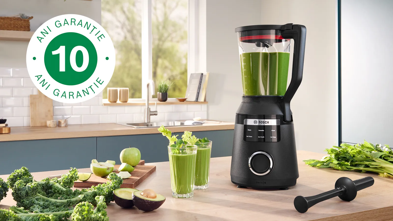 Blender de masă pe un blat de bucătărie alături de ingrediente proaspete pentru smoothie și logo "10 ani garanție"