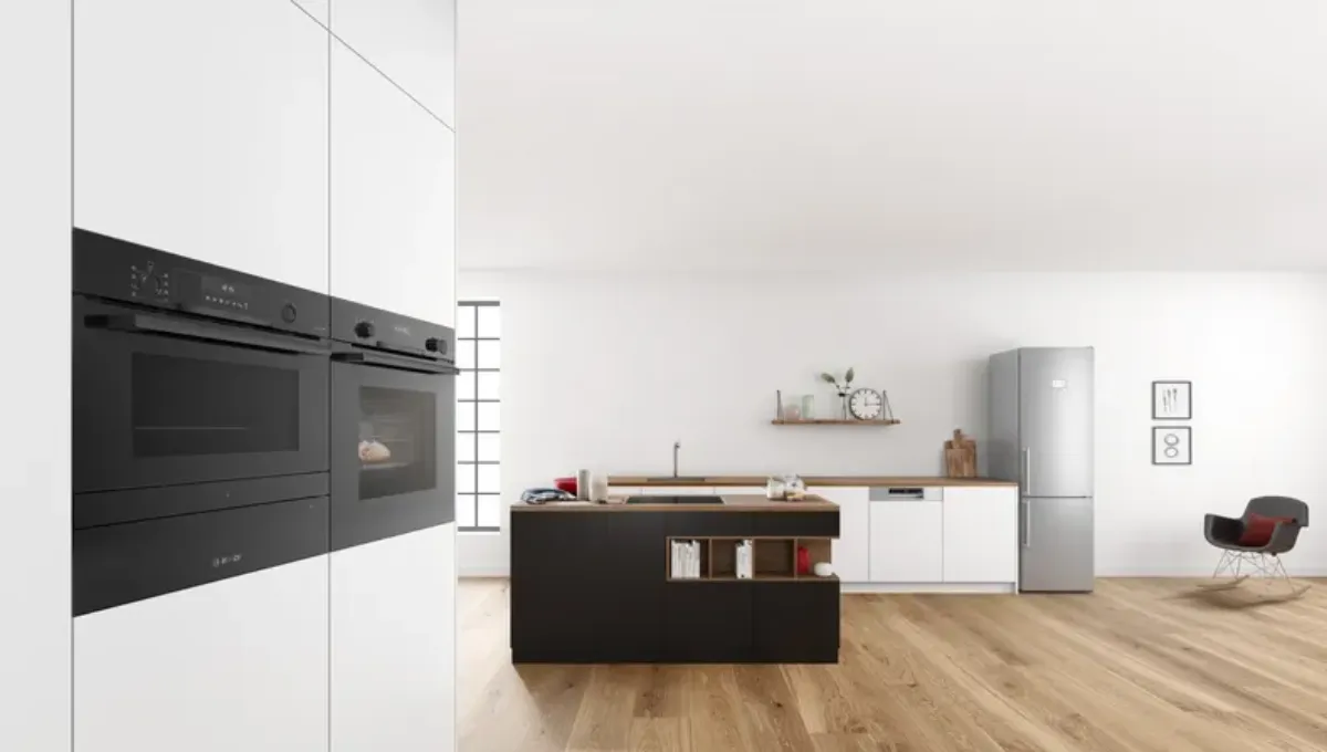 Cuisine moderne avec appareils noirs, maison de cuisine et meubles minimalistes.