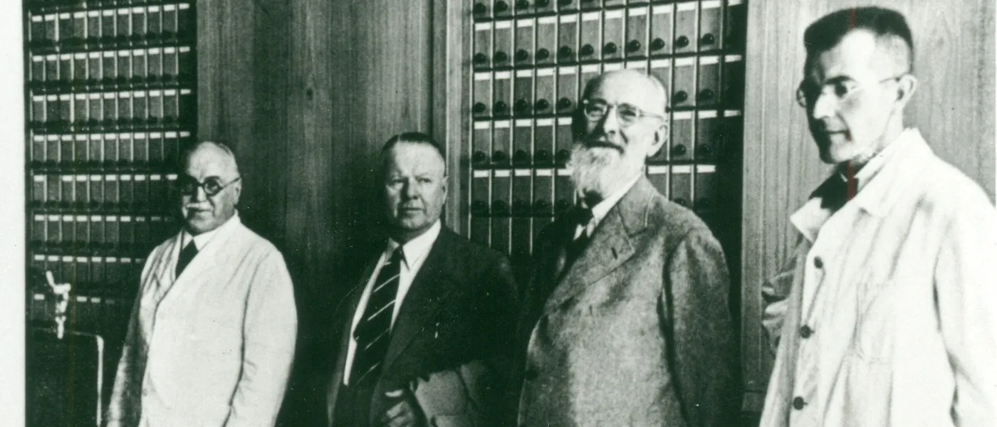 Imagine istorică alb-negru cu patru bărbați, inclusiv Robert Bosch (în centru, cu barbă).