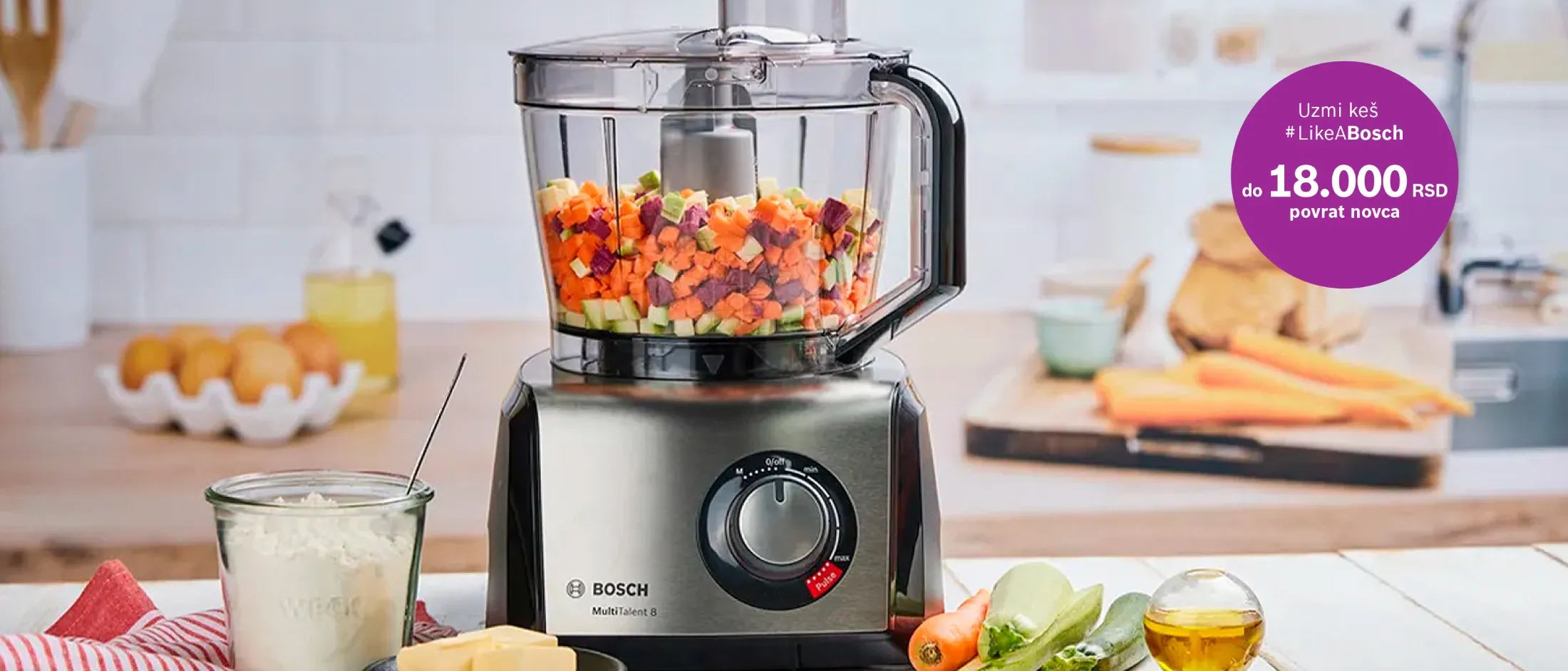 Bosch multipraktik stoji na kuhinjskoj površini i u njemu su namirnice
