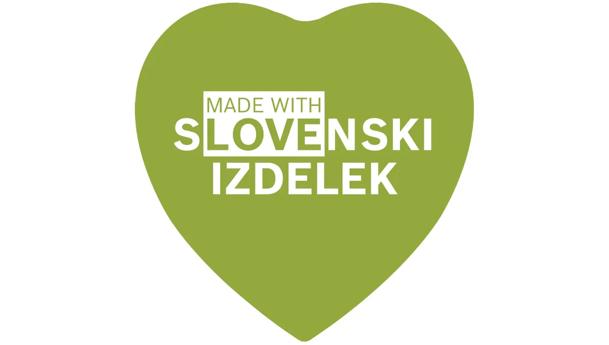 Zeleni logotip v obliki srca z napisom »MADE WITH SLOVENSKI IZDELEK« v beli barvi
