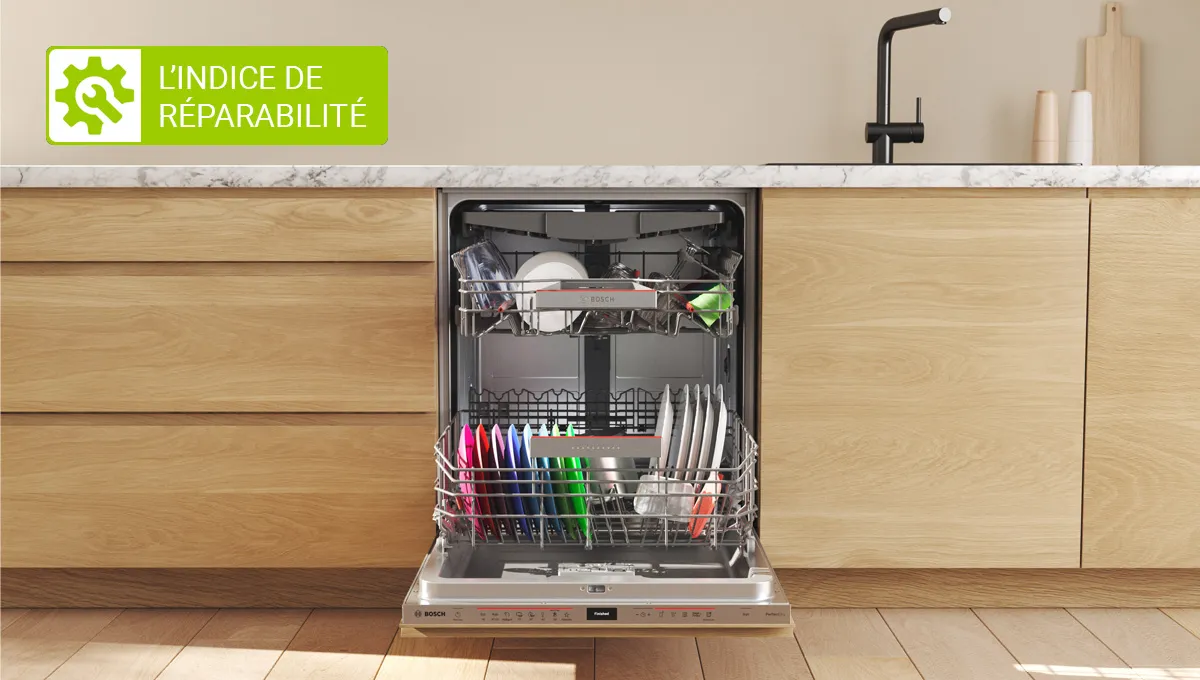 Lave-vaisselle Bosch dans une cuisine avec le pictogramme de l'indice de réparabilité