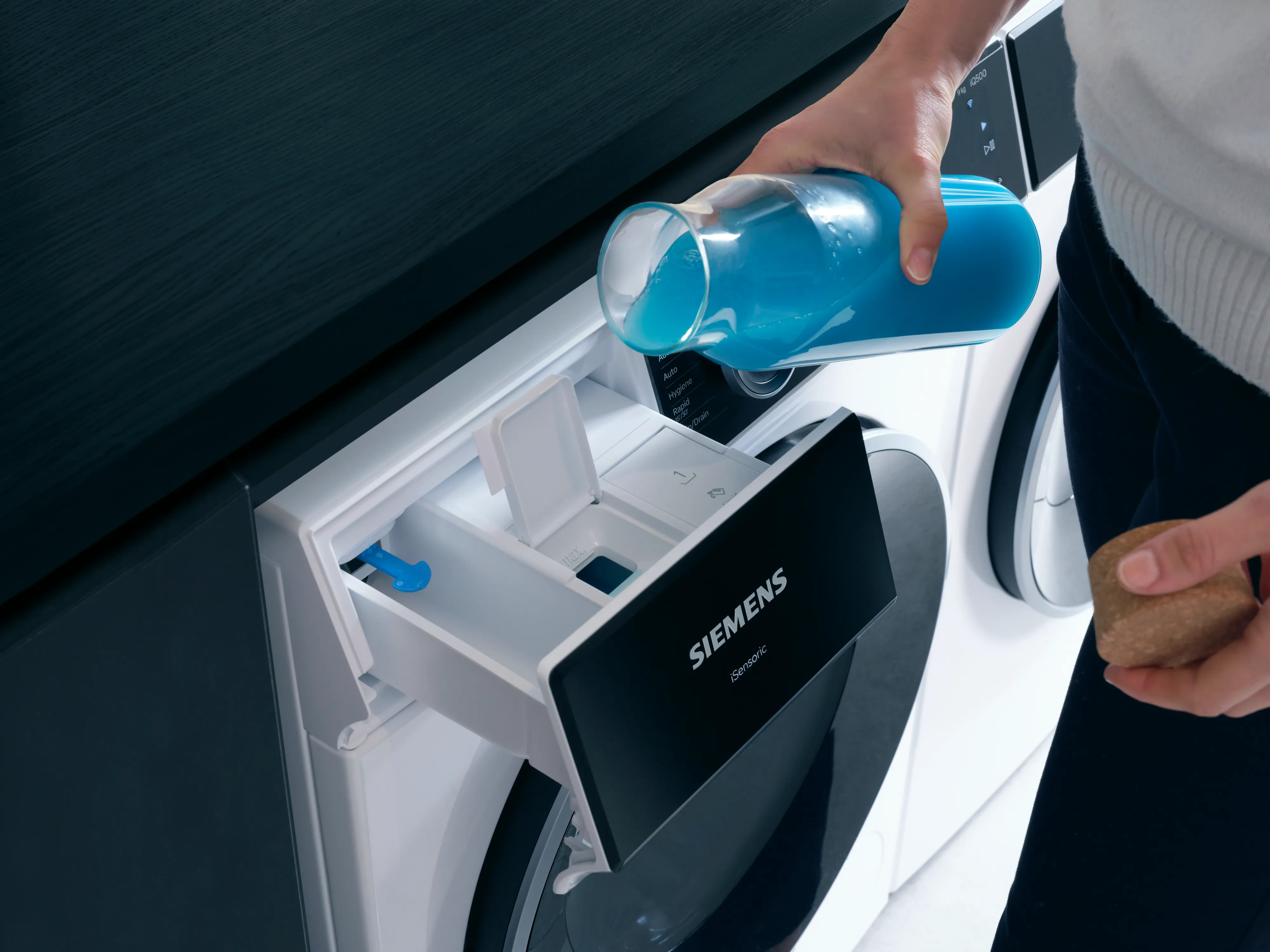 Siemens iQ500 Waschmaschine beim Befüllen des Waschmittelfachs