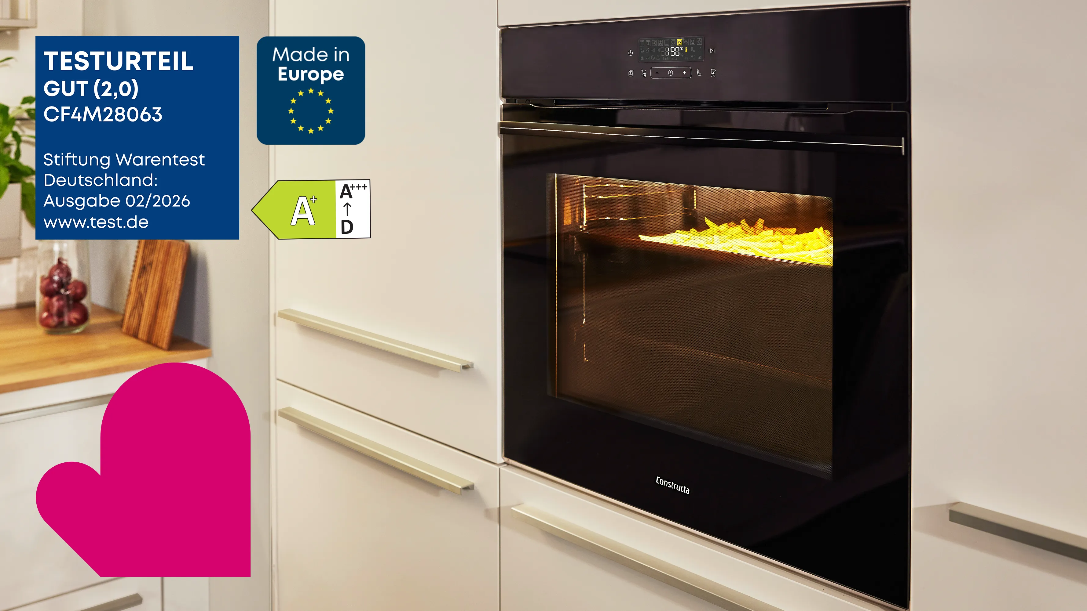 Constructa Einbaubackofen CF4M28063 in cremefarbener Küche mit geöffneter Tür und beleuchtetem Garraum, Stiftung Warentest GUT (2,0), Energieklasse A+, Made in Europe