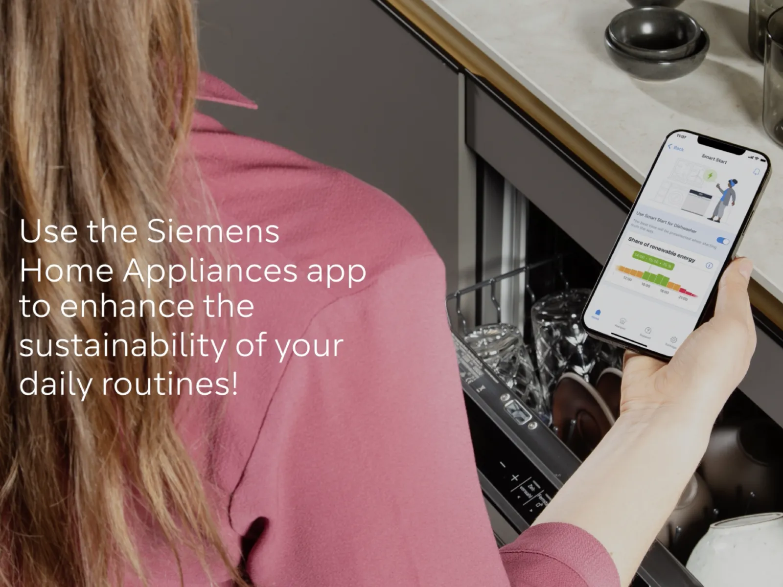 Donna che utilizza Siemens Home Appliances sullo smartphone per migliorare la sostenibilità delle routine quotidiane.