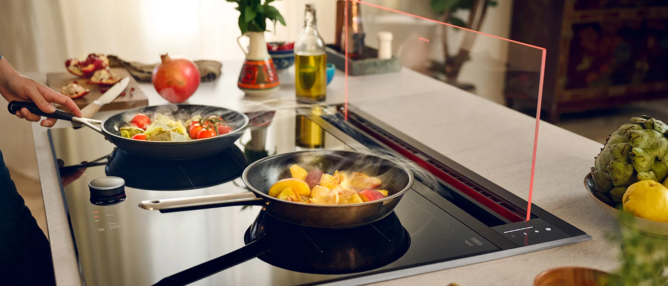 Готвене с тигани на плот, свежи продукти и готварски прибори на кухненския плот.