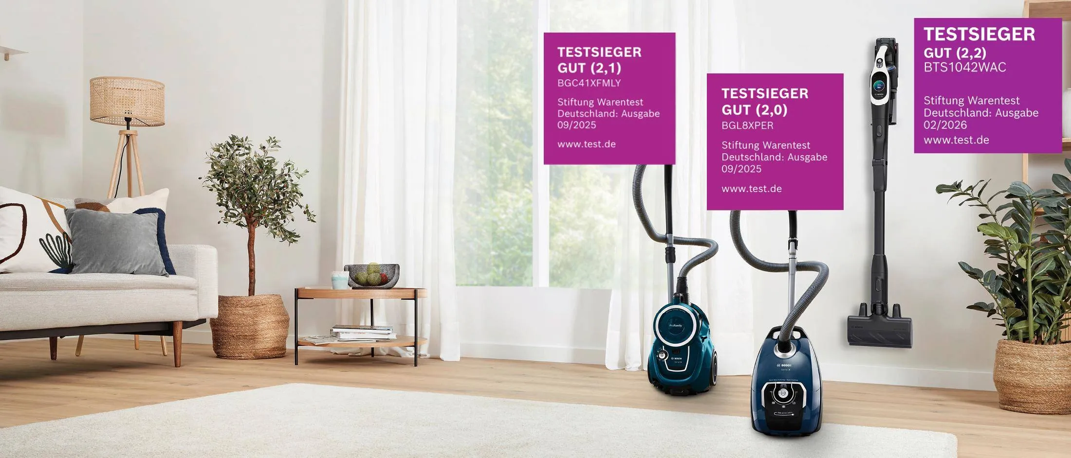 Drei Bosch Staubsauger im Wohnraum, ausgezeichnet als Testsieger der Stiftung Warentest mit Bewertungs­siegeln.