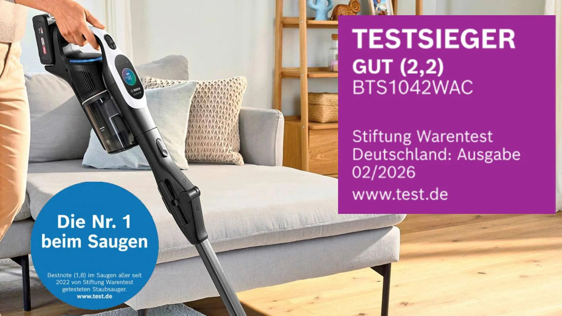 Eine Person reinigt mit dem Bosch Akku-Staubsauger Unlimited 10 BTS1042WAC (Testsieger der Stiftung Warentest) einen Teppich.