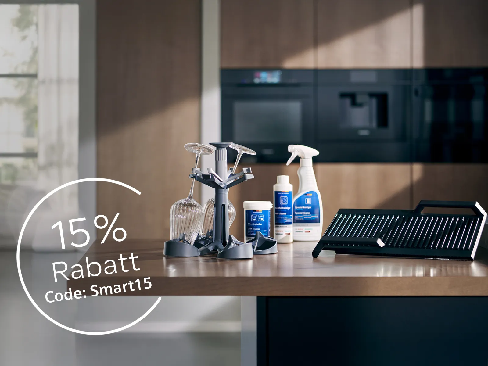 Schöne Küche mit Reinigungsprodukten und Zubehör von Siemens und dem Hinweis, dass es darauf aktuell 15 % Rabatt im Siemens Online Shop gibt