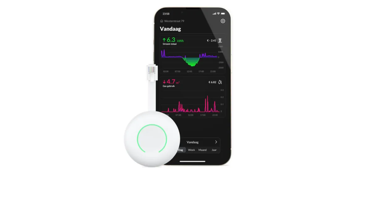 Smartphone waarop energieverbruiksgegevens worden weergegeven en een aangesloten slim apparaat voor thuisgebruik.