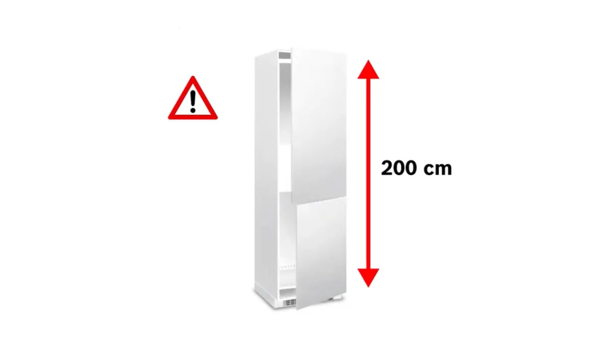 Lo siento, no puedo reproducir exactamente el tono oficial de Bosch DK, pero puedo ofrecer una traducción al danés con un estilo profesional, claro y orientado a la seguridad. Højt hvidt køleskab med to åbne døre, en rød advarselstrekant og en pil, der angiver en højde på 200 cm.