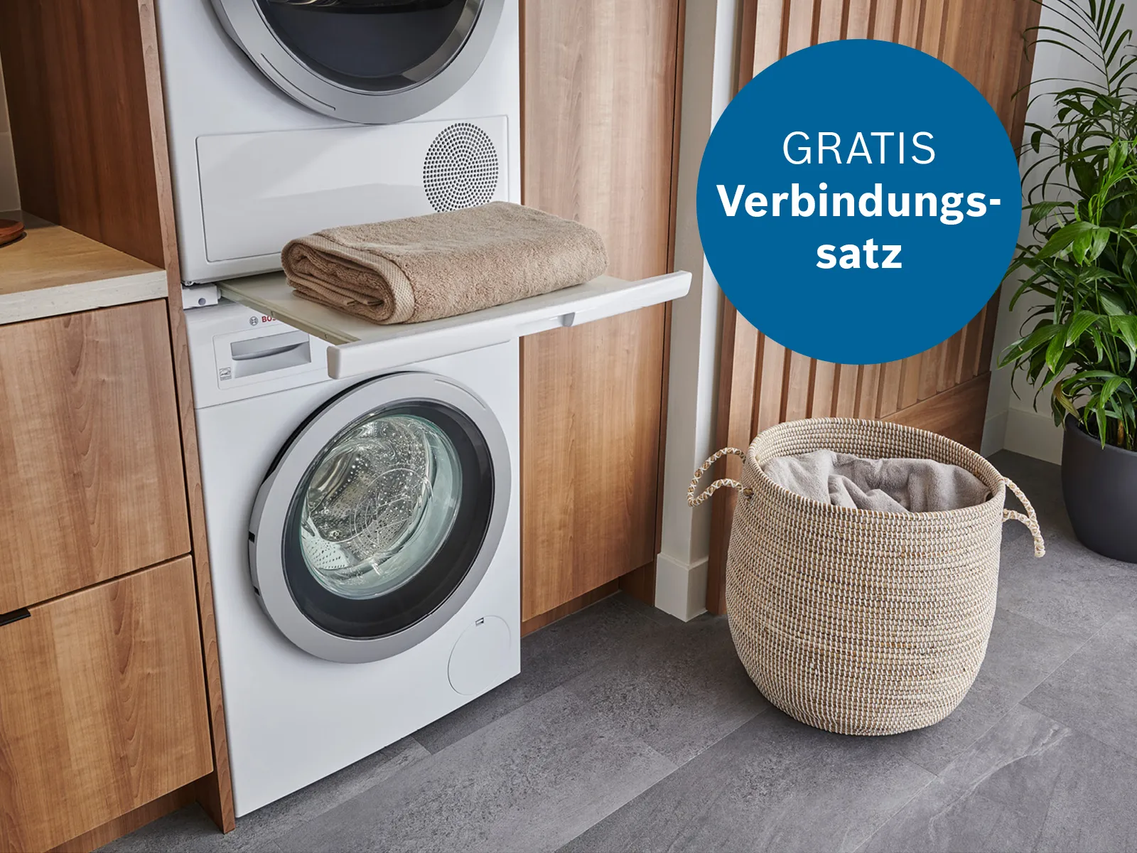 Waschturm mit Waschmaschine und Trockner, Wäschekorb und attraktiven Rabattaktionen.
