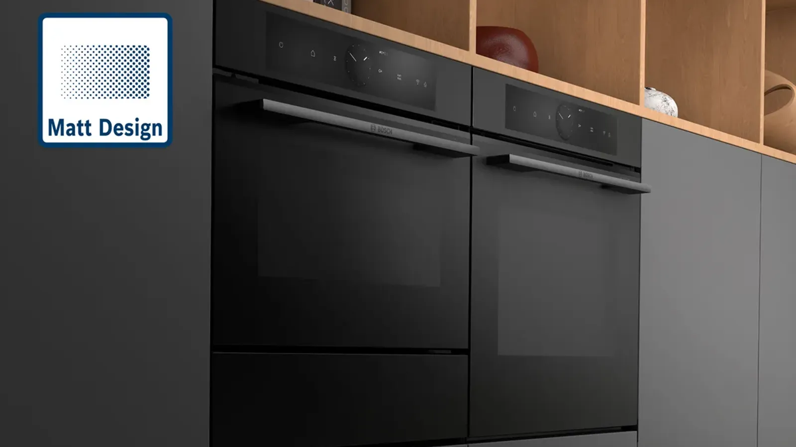 Zwei moderne, mattschwarze Einbaubacköfen im matt-schwarzen Küchendesign mit integriertem "Matt Design"-Logo.