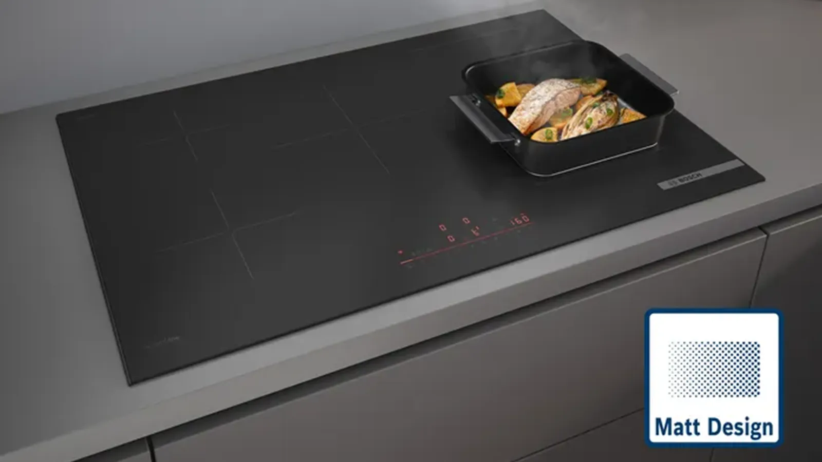 Mattschwarzes Induktionskochfeld von Bosch mit einer dampfenden Auflaufform auf der Kochzone und eingeblendetem „Matt Design“-Logo.
